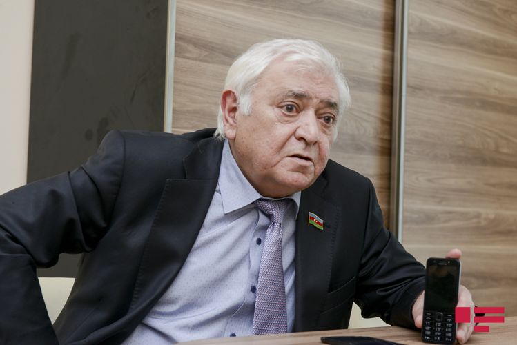 Aqil Abbas: “Deputat köməkçilərinin sərbəst hərəkətinə icazə verilməlidir”
