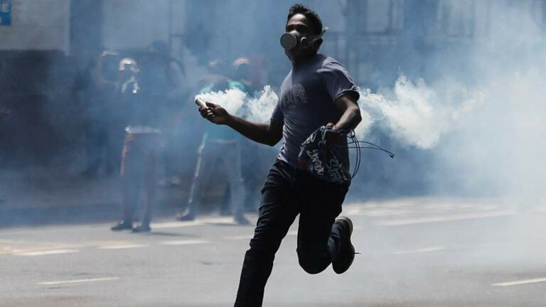 2022-07-09T154452Z_848636497_RC248V92LZQH_RTRMADP_3_SRI-LANKA-CRISIS.JPG
