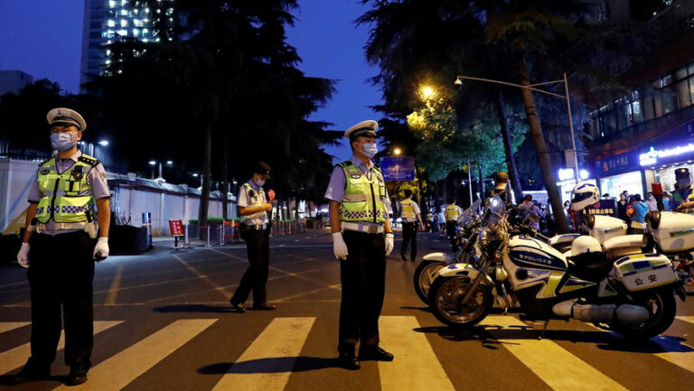 2020-07-24T123859Z_1257031966_RC2OZH9J5B6K_RTRMADP_3_USA-CHINA-CONSULATE-pic905-895x505-82227