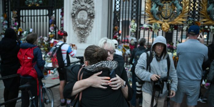J-ai-le-coeur-brise-devant-Buckingham-Palace-les-Anglais-disent-adieu-a-Elizabeth-II (1)