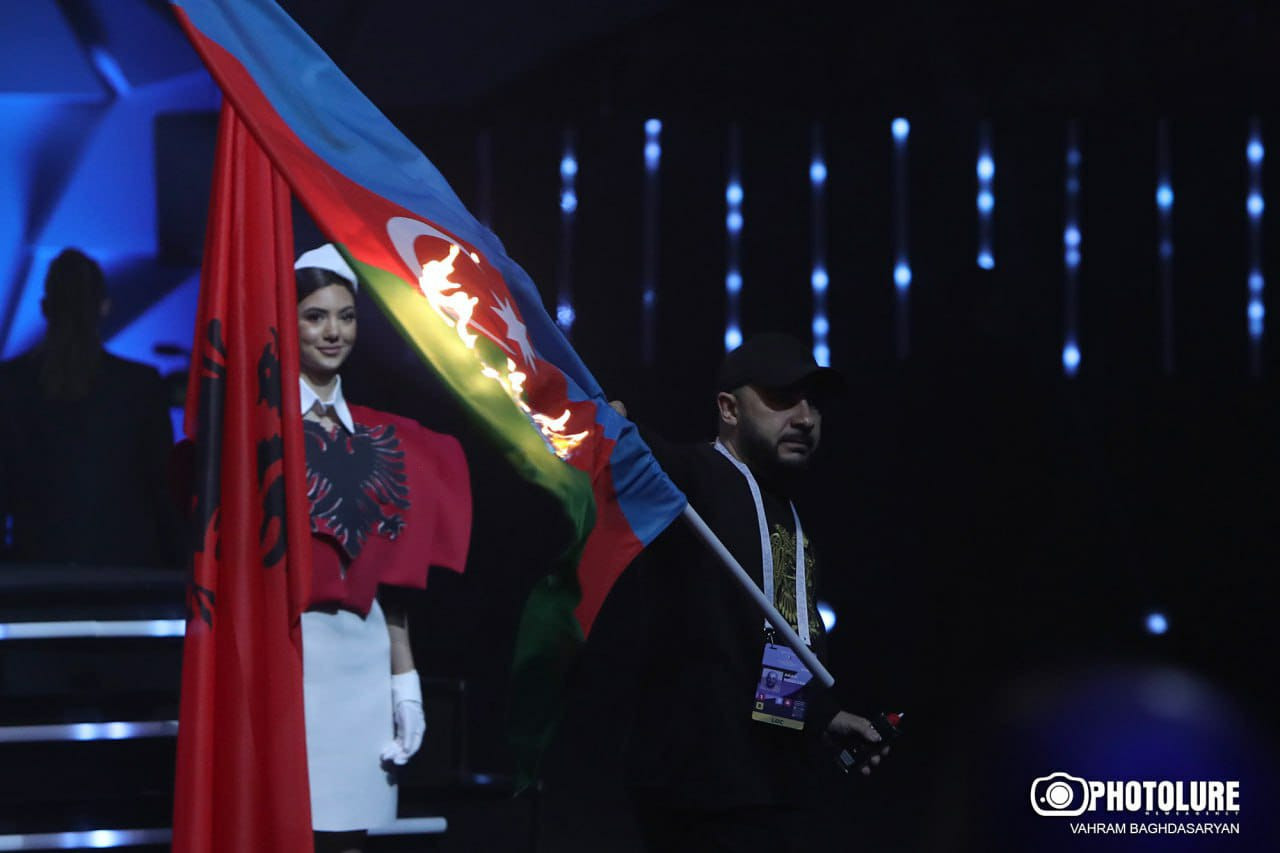 az bayraq yan erm