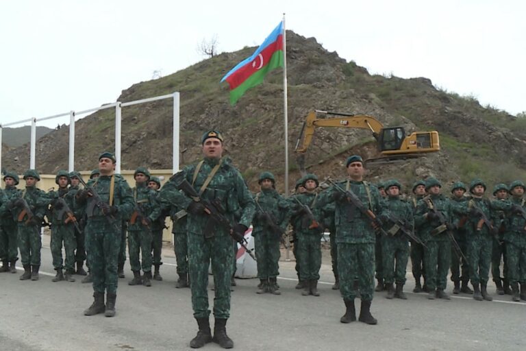 lacin bayraq meruze