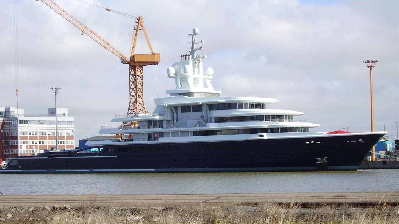 Yacht_Luna_Lloyd_shipyard