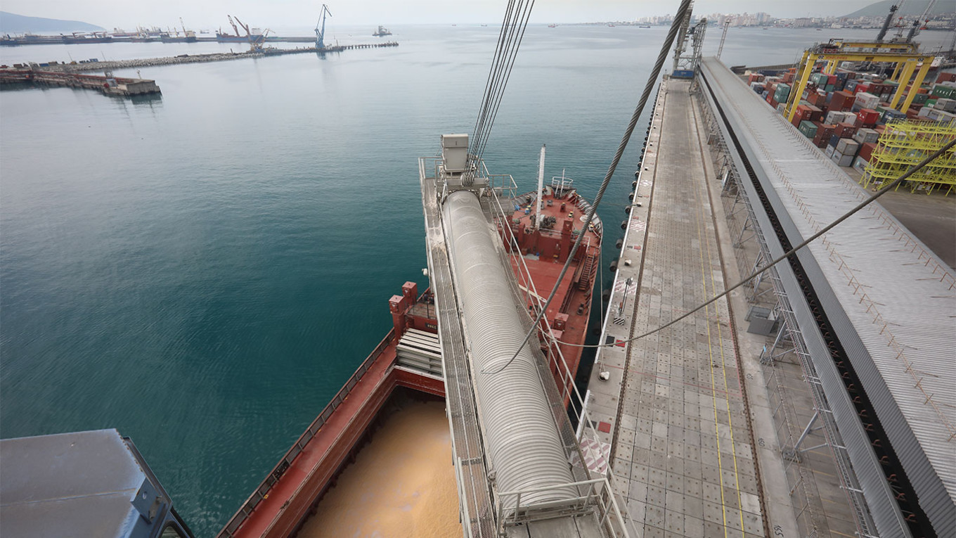 Grain_shipments_at_KSK_terminal-2