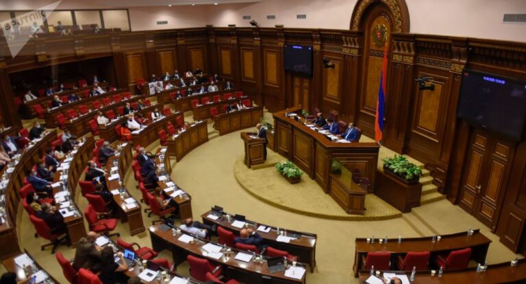 1000-arm-parlament