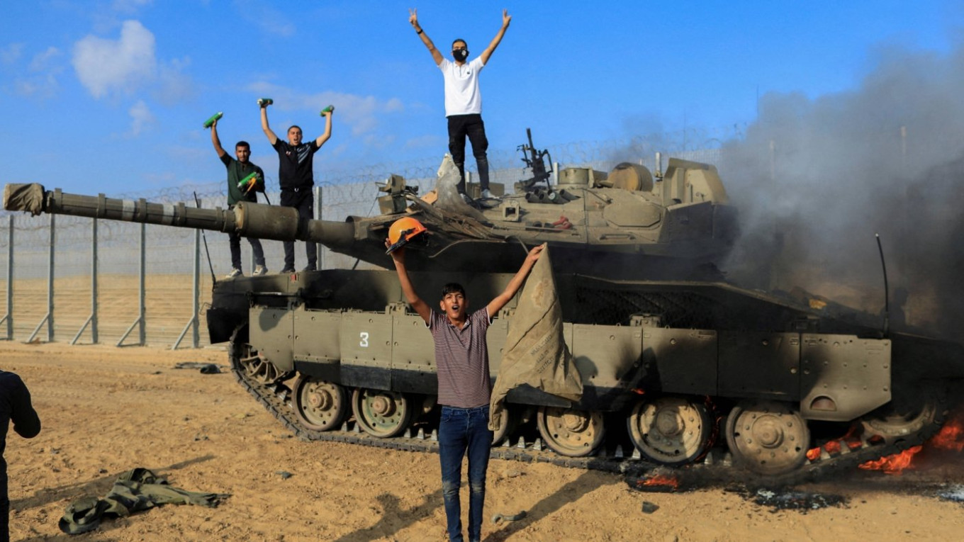 Palestinians-israel-tank-gaza-bo0rder-7-oct-2023-reuters-2