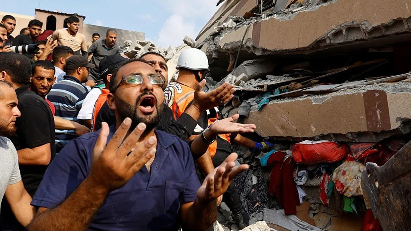 Palestinians_who_survived_an_Israeli_missile_strike_2023