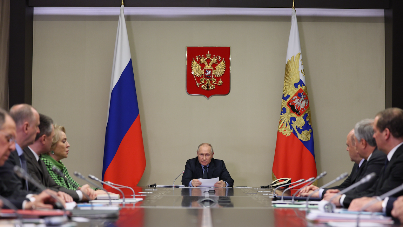 putin23762398-2389