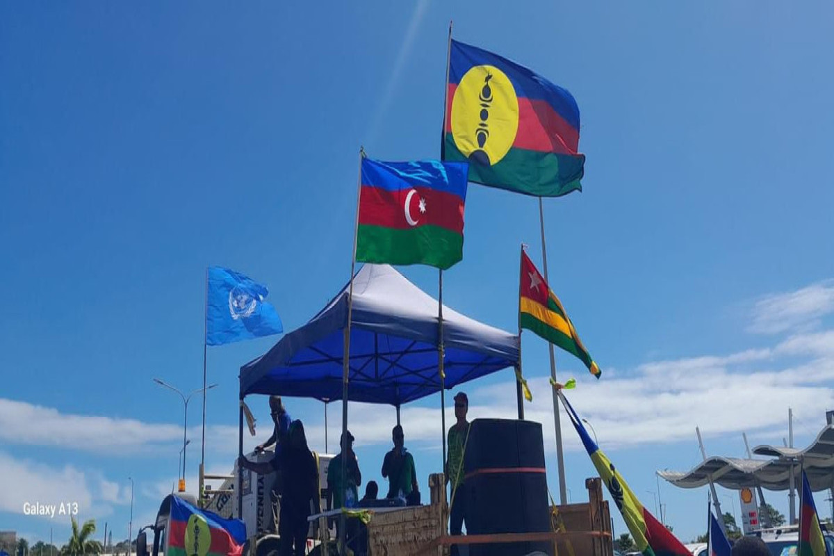 Kaledoniyada Fransaya qarşı etiraz aksiyasında Azərbaycan bayrağı qaldırılıb