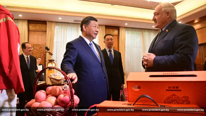 Bir səbət alma, qırmızı idman dəsti... - Çin lideri Lukaşenkoya hədiyyələr verdi (FOTO)