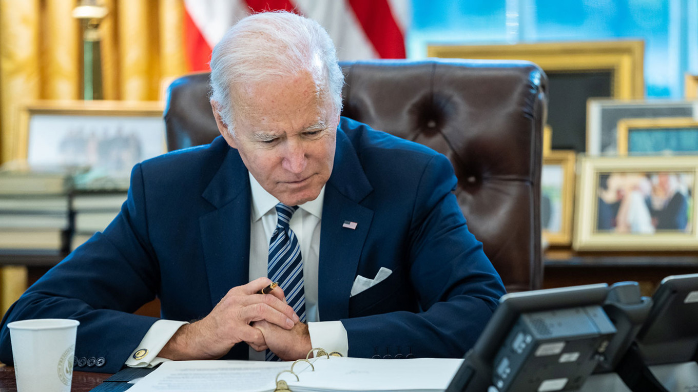 Joe_Biden_calling_new_German_Chancellor_Olaf_Scholz-3