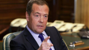 arbatmedia-medvedev-na-fone-ozestocyonnyx-boestolknovenii-predlagaet-kievu-kapitulyaciyu-libo-kompromiss-6329-800x448