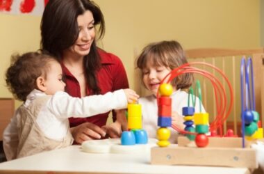 Bağçada uşağı döyən müəllim