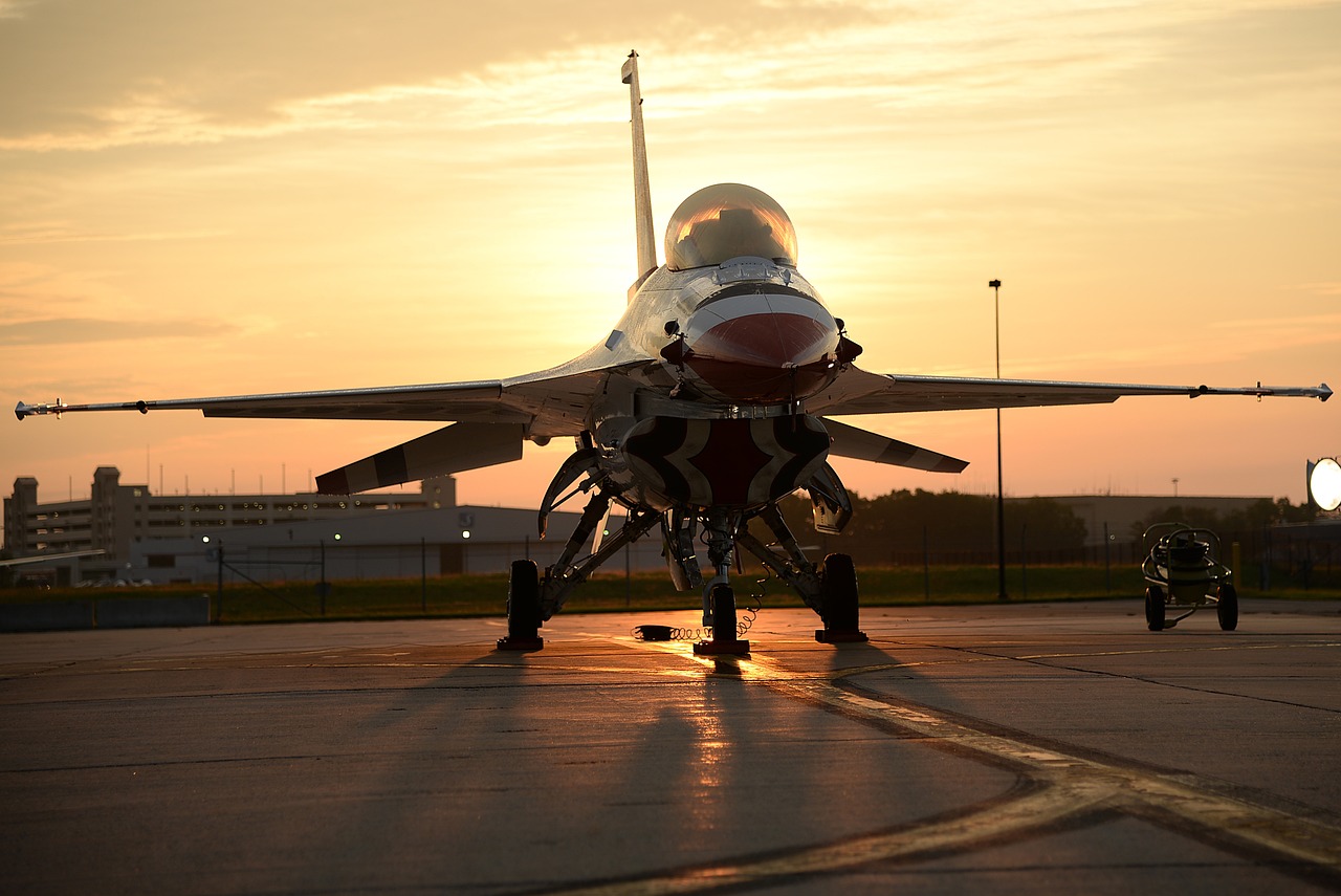 f-16-thunderbird-2678839_1280