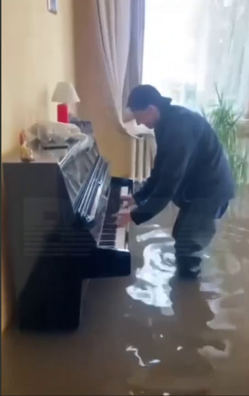 Rusiyada kişi su altında qalmış mənzilində piano çaldı -VİDEO