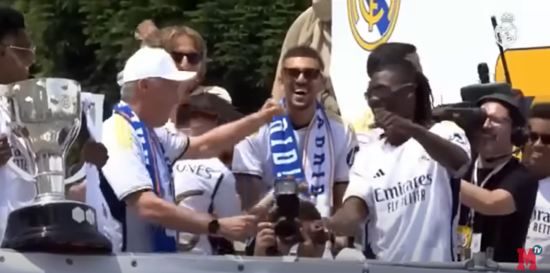 Ancelotti “Real Madrid”in oyunçuları ilə meydanda rəqs etdi –VİDEO