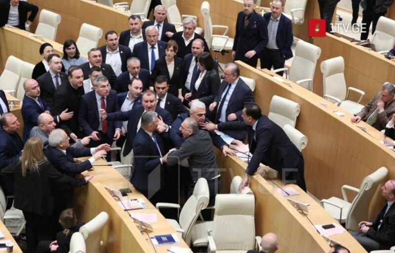 Gürcüstan parlamentində yenə dava düşdü, deputatlar əlbəyaxa oldular –-VİDEO