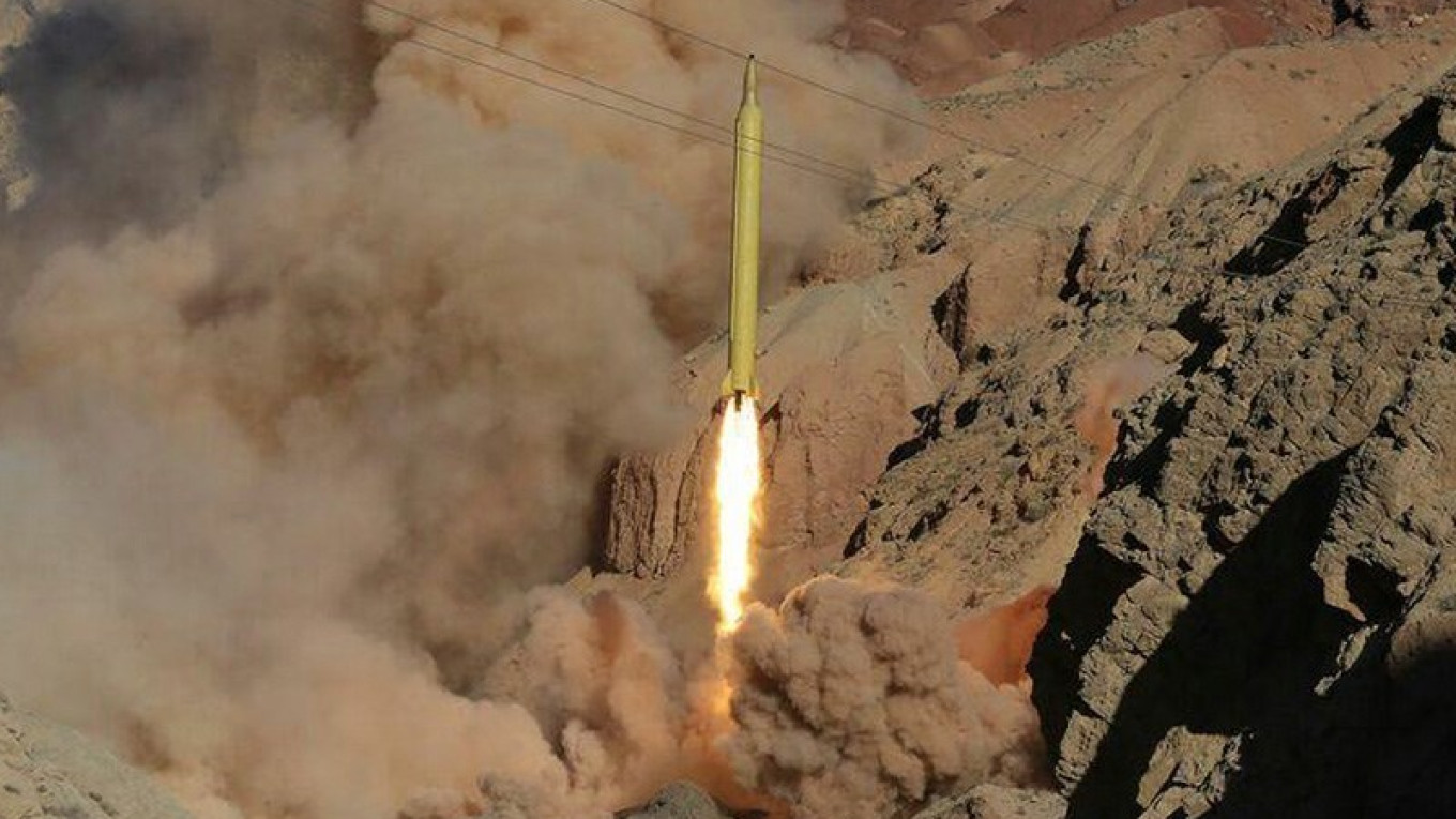 Qadr_missile_Eghtedar-e_Velayat_wargamem_March_2016_02