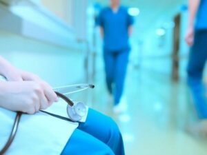 Gənc qadın narkotik təsirindən