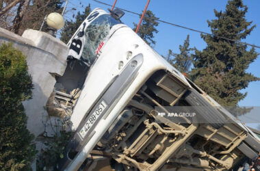 Lənkəranda sərnişin avtobusu aşıb