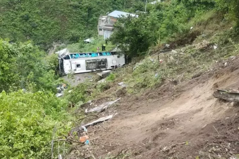  Turist avtobusu uçuruma yuvarlandı:  12 nəfər öldü  – VİDEO 