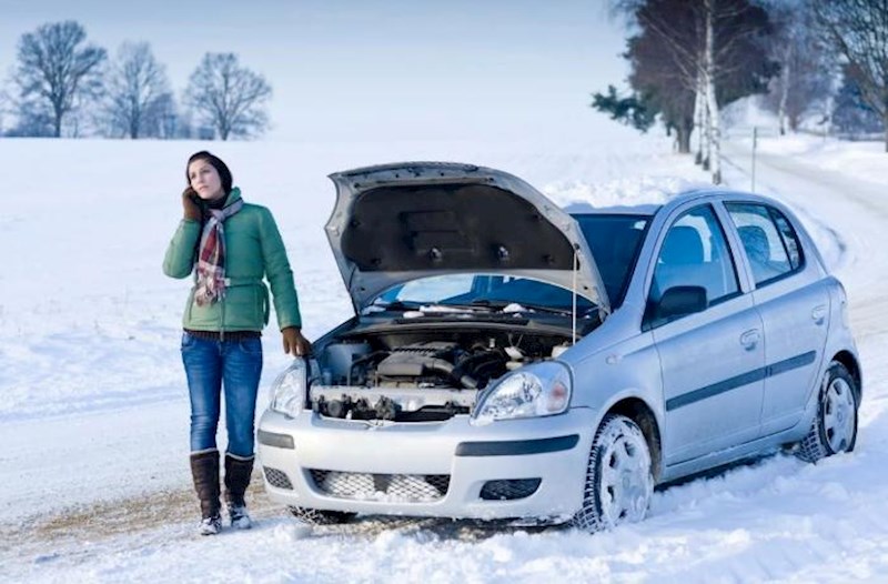 Qarlı havada avtomobil