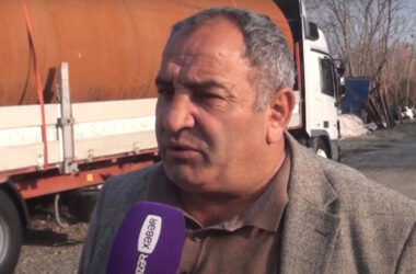 daşıdığı yükü həyətində girov saxladı