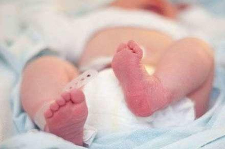 Mağazanın dayanacağında doğulan körpə