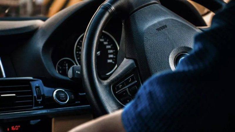 Sükanı sağda olan