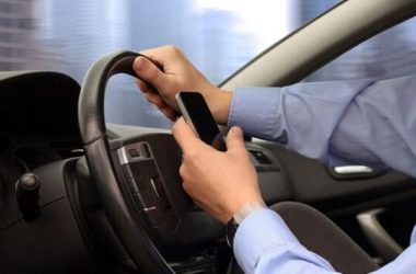 qırmızı işıqda telefondan istifadə