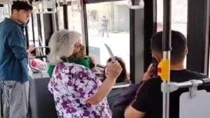 Qadın bıçaqla
