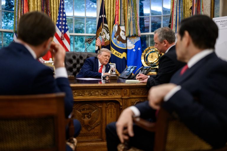 tramp putinlə danisan zaman foto