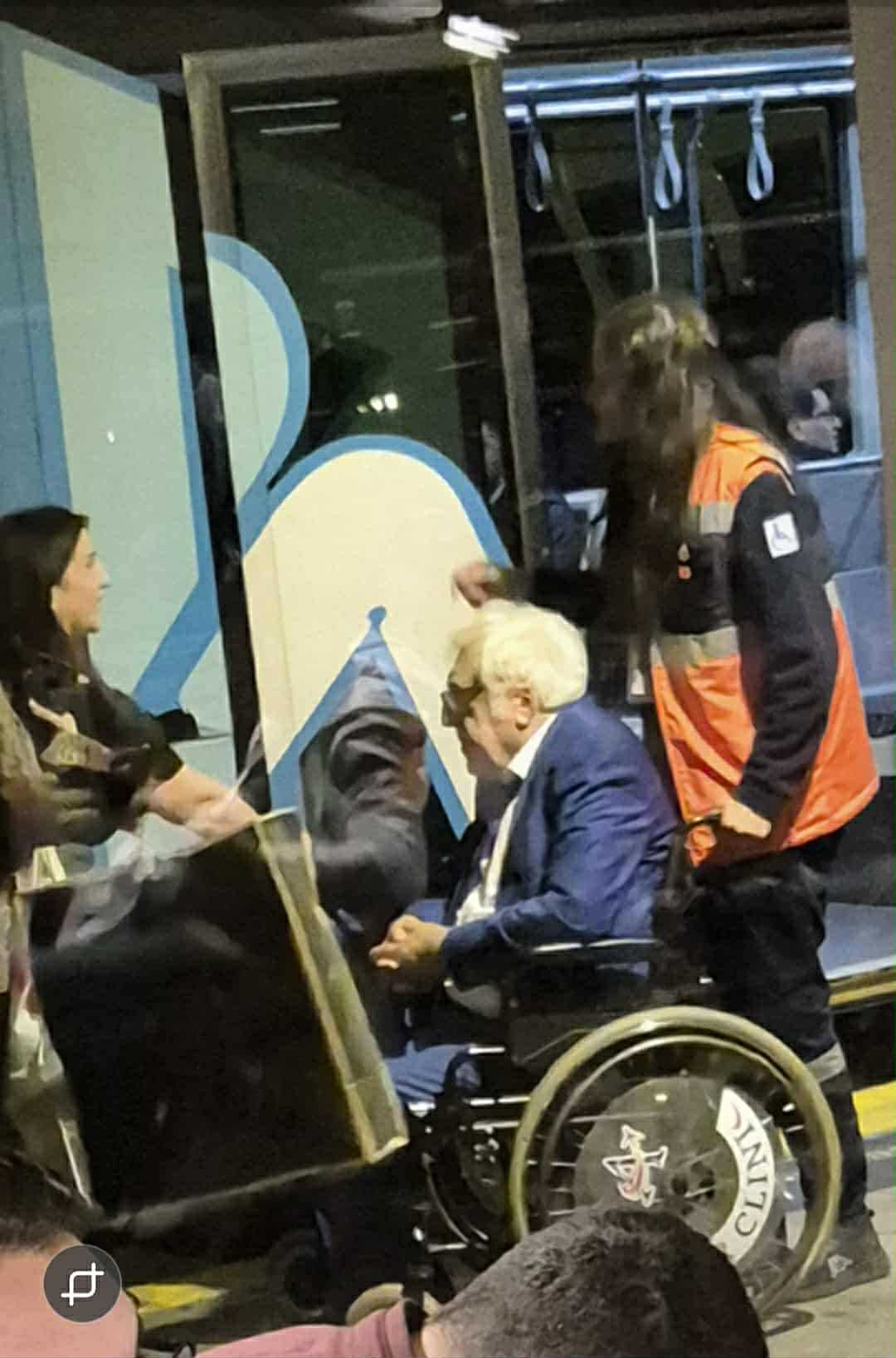 anar araba oturub