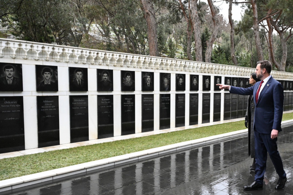 ABŞ Vitse-prezidenti və həyat yoldaşı Şəhidlər Xiyabanını ziyarət edib