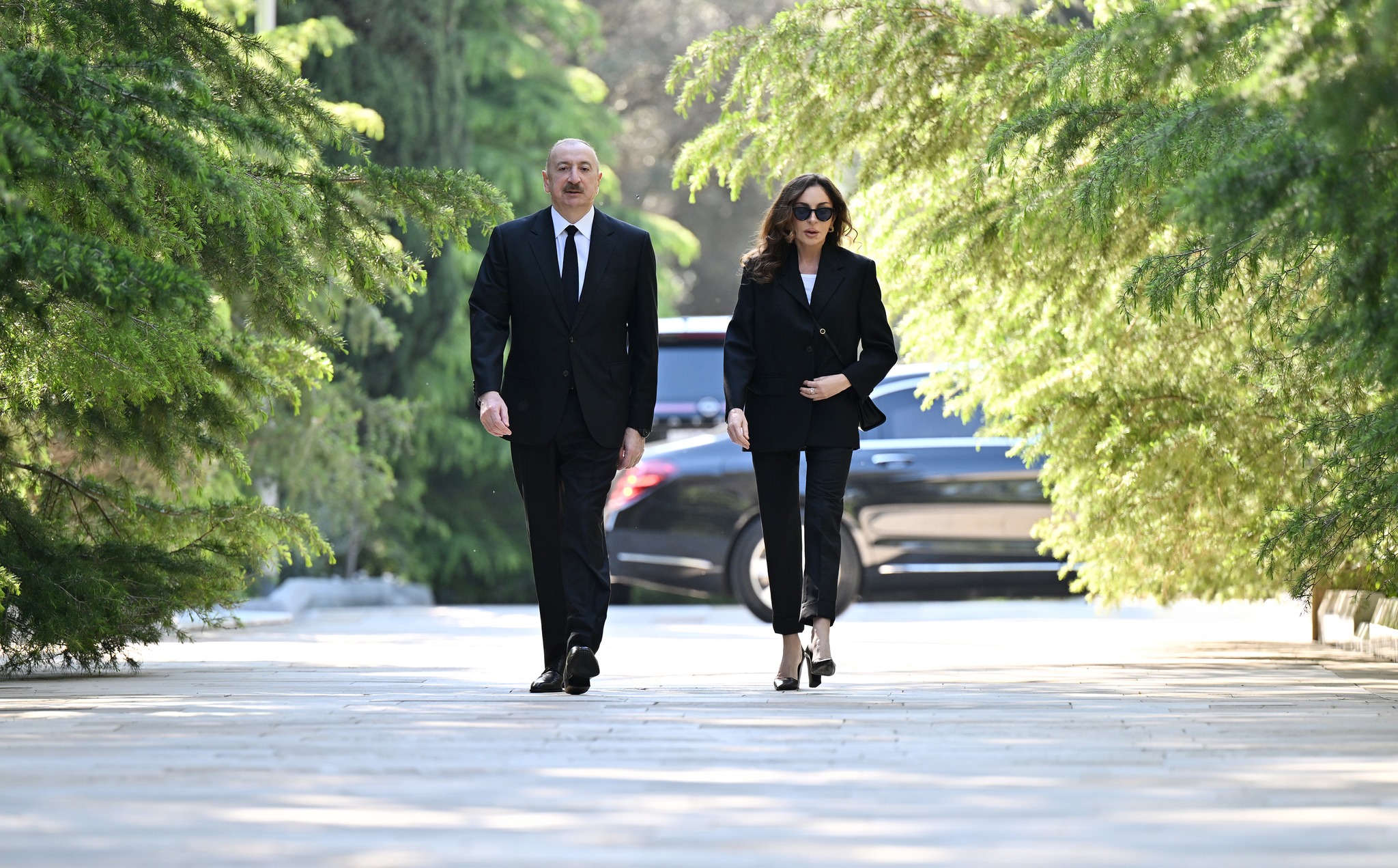 İlham Əliyev və birinci xanım Ulu Öndər Heydər Əliyevin məzarını ziyarət edib