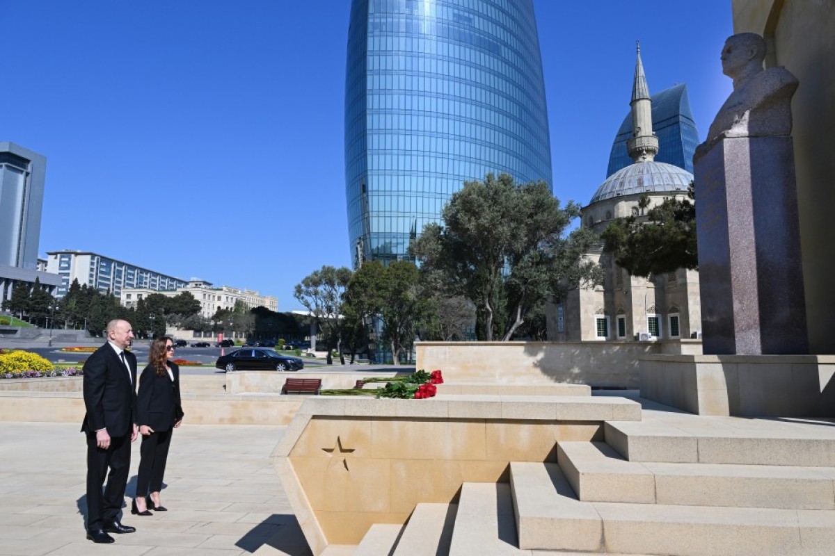 İlham Əliyev və birinci xanım iki dəfə Sovet İttifaqı Qəhrəmanı Həzi Aslanovun məzarını ziyarət edib