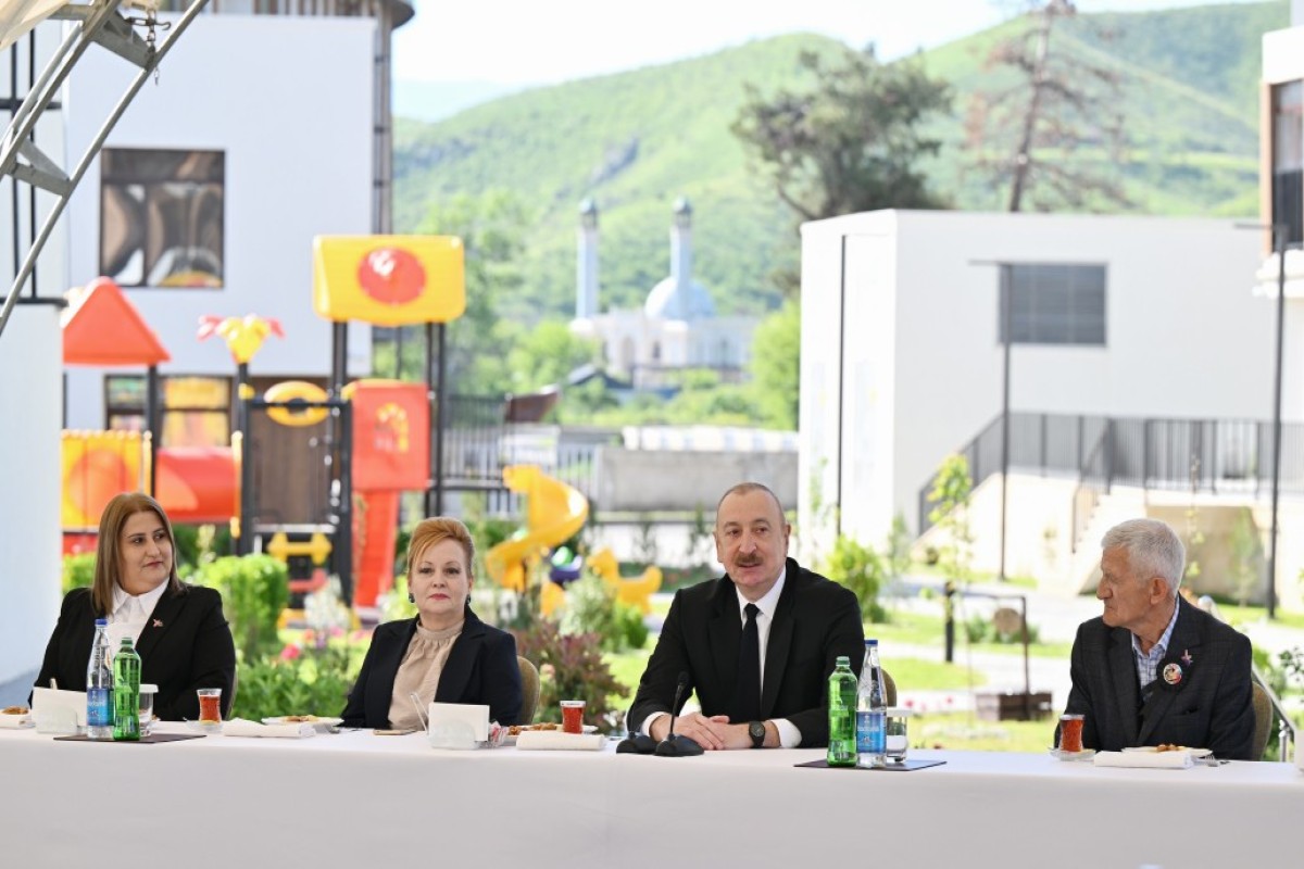 İlham Əliyev Zəngilan şəhərinə köçən ailələrlə görüşüb – TAM MƏTN